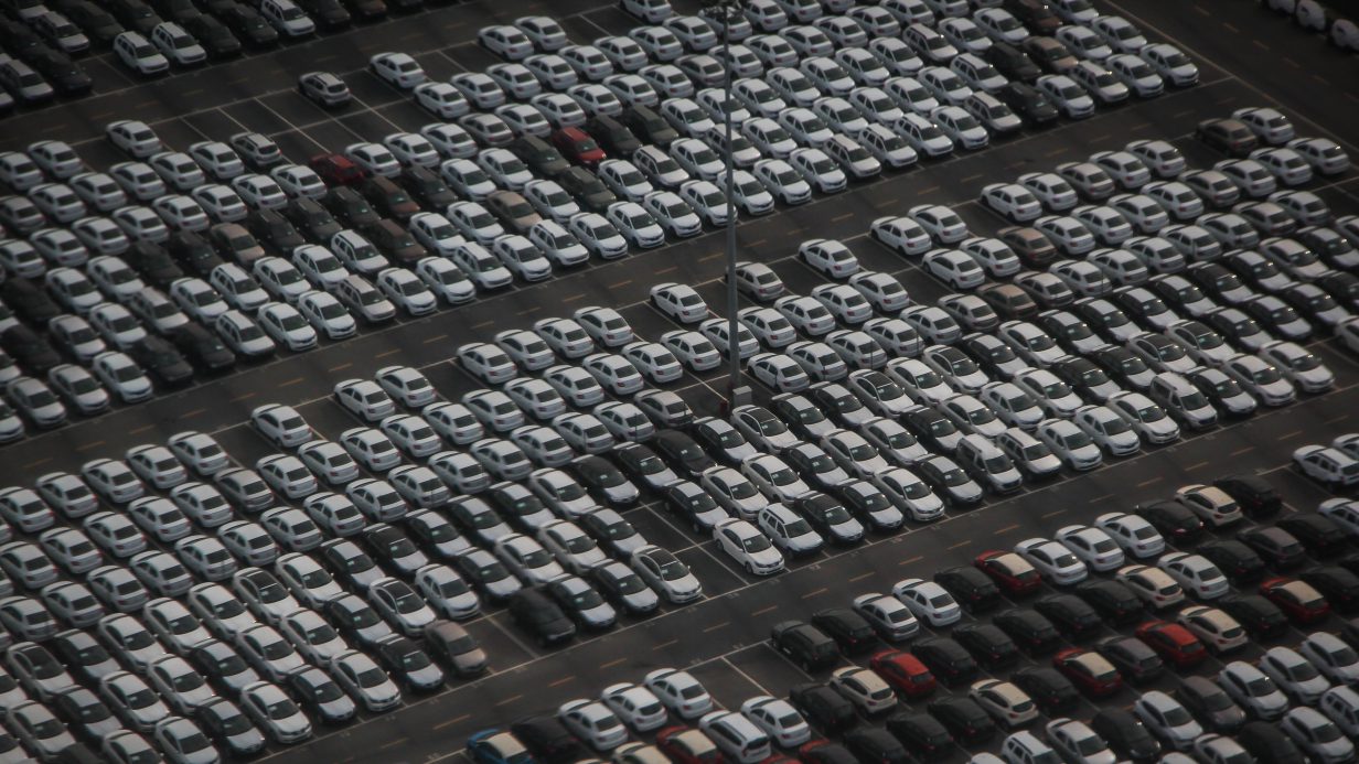 Parkplatz eines Automobilherstellers mit neuen Fahrzeugen